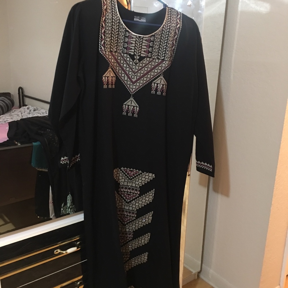 Islamic clothing; black abaya different patterns